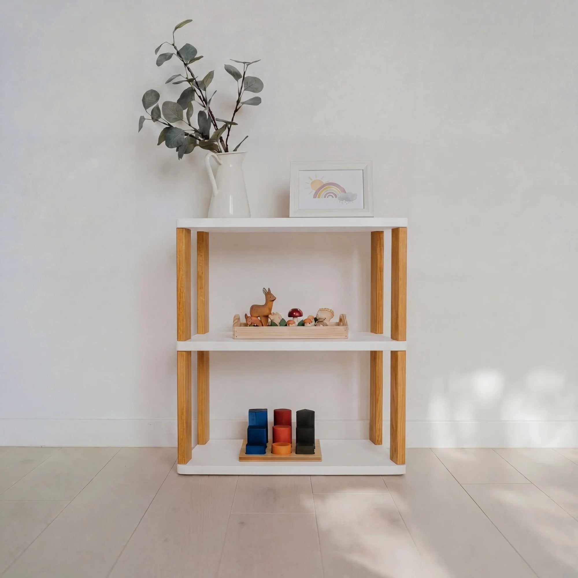 Montessori fa polcrendszer rendezett gyerekszobában